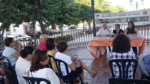 Lola durante el acto de presentación de sus libros en Calañas.