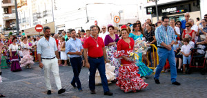 Las autoridades llegando a la parroquia.