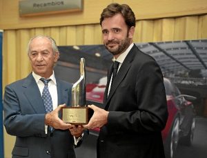 Momento de la entrega a Manuel Pérez del Chairman’s Award por parte del director comercial de Ford España, Santiago Sainz