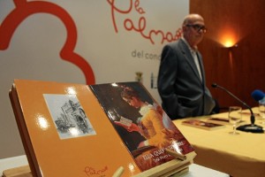 Portada del libro, con el autor al fondo.