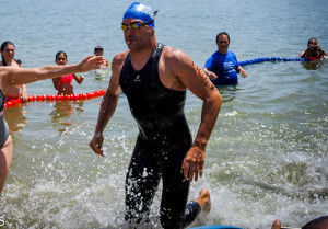 El nadador onubense saliendo del agua como ganador de la Travesía en Cartaya.