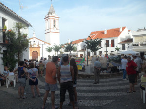 El evento atrae a muchos turistas y aficionados a la pintura.