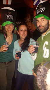 Celebrando San Patricio con dos amigos catalanes.