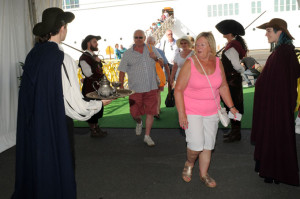 Los turistas han sido recibidos con una representación teatral.