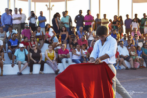 Toreo de salón en el Paseo de la Ría. / Foto: Sergio Borrero.