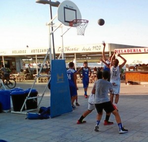 Los circuitos de 3x3 de baloncesto y voley playa, se trasladan este fin de semana a las calles de Ayamonte e Islantilla, y a la playa de Mazagón (Palos de la Frontera) respectivamente.