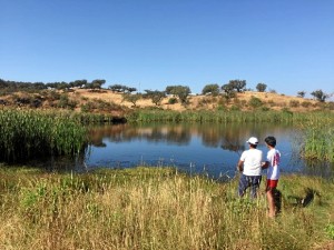 Jóvenes practicando la pesca deportiva.