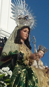 Imagen de Nuestra Señora de Clarines a la salida de su Ermita.