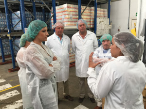 La delegada ha visitado las instalaciones de Salinas del Odiel.