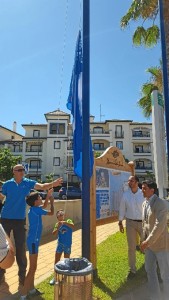 Un momento del izado de la bandera en la playa de Isla Canela.