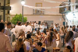 una de las calles del pueblo de Ayamonte en "la Noche de Blanco"