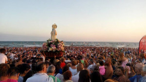 Numerosos puntaumbrieños y veraneantes han acompañado a la Virgen durante el recorrido.