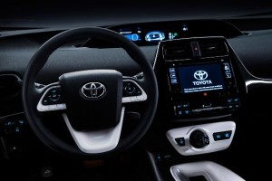 El interior del Toyota Prius 2016 es muy completo y con acabados de calidad