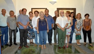 Foto de familia de los participantes en el acto. 