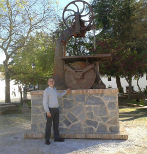 El artesano Manuel Jesús Valle Díaz junto al Monumento dedicado a los carpinteros de Galaroza.