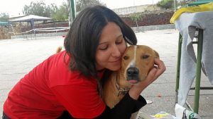 Delia, junto a uno de perros acogidos. 