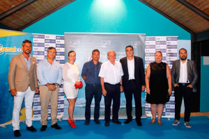 Foto de grupo: Emilio Gutiérrez Caba acompañado por representantes de las Corporaciones Municipales de Lepe e Isla Cristina y por el Director del Festival de Islantilla, Esteban Magaz.