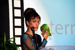  Presentadores de la Ceremonia de Clausura: Laura Toledo y su loro Pedro.