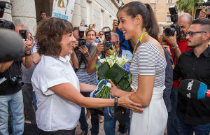 Elena Tobar, alcaldesa en funciones, fue la encargada de recibir a Carolina.