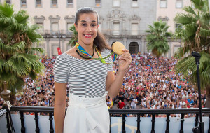 Carolina Marín luce orgullosa la medalla de oro conquistada en Río.