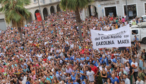 Unas 3.000 personas recibieron a la campeona olímpica a las puertas del Ayuntamiento.