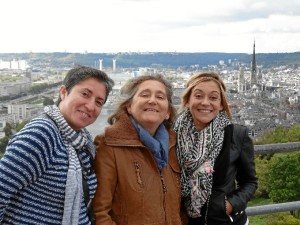 Manuela, junto a sus madres, desde el mirador de Rouen.