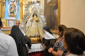 Las monjas llevaron a la Virgen a su paso.