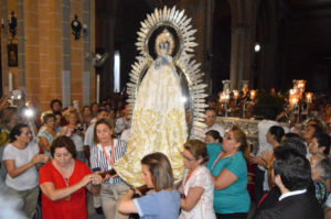 Subida al altar de la Novena.