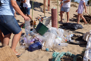 Recogida de residuos en la playa ayamontina.