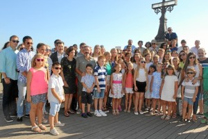 Niños bielorrusos y sus familias de acogida realizan un recorrido en catamarán por la ría.