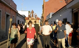 Las calles del Barrio Nuevo volvían a ser testigos ayer tarde noche del paso de la Imagen de San Francisco de Asís.