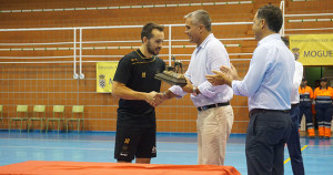 Momento de la entrega del trofeo de campeón al capitán del Ángel Ximénez.