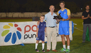 Familiares de Manuel González Rodríguez entrega el trofeo a Jesús Vázquez, capitán del Recre.