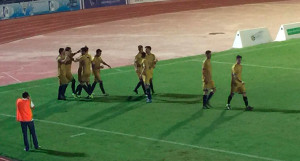 Los jugadores del Recre, que vistieron con la equipación dorada, celebran el gol de Bonaque. / Foto: @todoloposible.