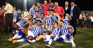 Los jugadores del Recre posan con la Carabela de Plata. / Foto: Madrid.