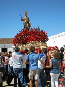Una imagen del Santo procesionando por las calles del pueblo. 