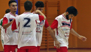 Los jugadores del Smurfit Kappa celebran uno de los goles.