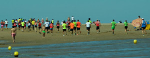 La prueba, con más de 200 participantes, concitó el interés de los bañistas. / Foto: J. L. Rúa.