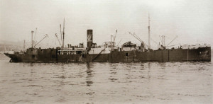 La factoría flotante Rey Alfonso en Vigo, junio de 1925. En Chimán, la pesca ballenera moderna en la península ibérica, de Álex Aguilar (2013). 