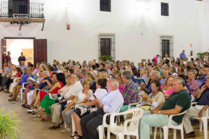 Numeroso público se congregó en el patio del antiguo palacio del Marqués de Ayamonte.