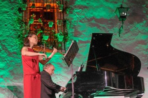 El Patio de La Jabonería volvió a abrir sus puertas para acoger el recital de piano y violín que ofrecieron el pianista catalán Muñoz Cañivano y la violinista japonesa Atsuko Neriishi. 