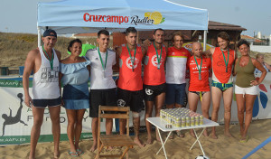 Los primeros clasificados en el torneo de futvoley disputado en Punta Umbría.