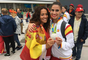 Inmaculada Márquez y Lourdes Mohedano, ésta con la medalla.