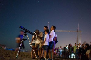 Mucha gente se acercó hasta la playa de Punta del Moral para contemplar la luna.