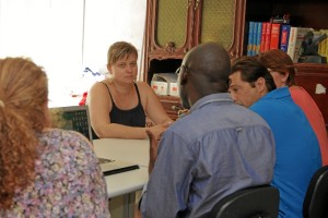 Un momento del encuentro entre Abdoulaye Fall y los miembros de la comunidad autofinanciada en una de las reuniones de coordinación celebradas.