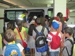 Los policías ofrecen nociones de educación vial a los más pequeños.