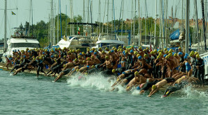 Momento de la salida de la Tavesía en el Puerto Náutico de Villa Real de San Antonio. / Foto: J. L. Rúa.