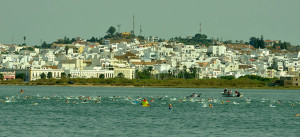 Los participantes, dirigiéndose hasta Ayamonte, donde estaba la meta. / Foto: J. L. Rúa.