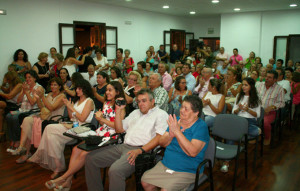 Muchos fueron los vecinos que acudieron al acto.