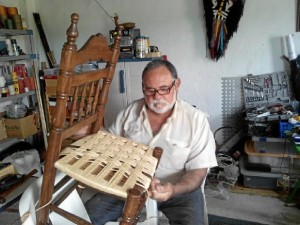 Juan José trabajando el arte de los nudos.